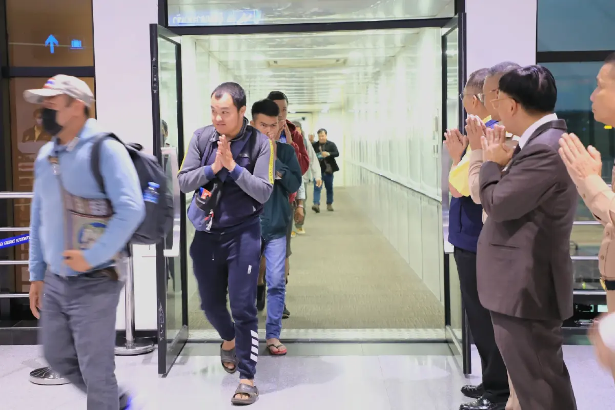 ทางการไทยต้อนรับ 90 แรงงานกลับสู่มาตุภูมิที่สนามบินอู่ตะเภา