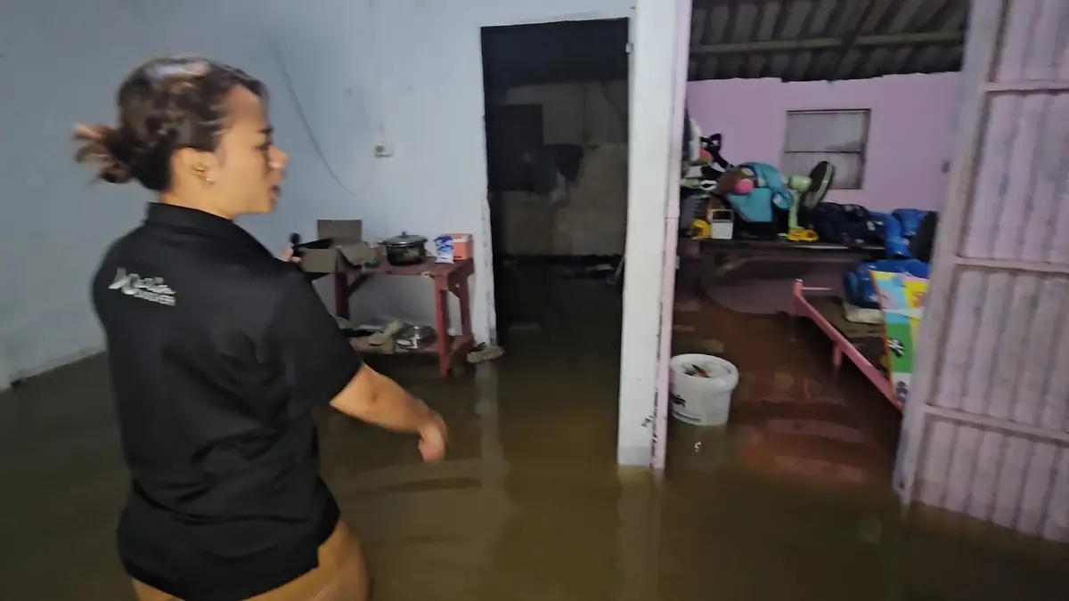 เกินต้าน! มวลน้ำมูลพังกระสอบทราย ทะลักท่วมเมืองวารินชำราบชั้นใน