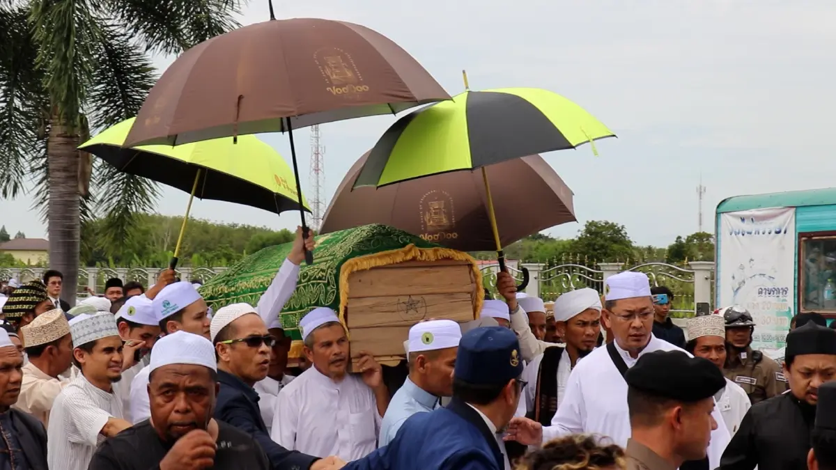 ประชาชนนับพันร่วมพิธีละหมาดฝังร่าง "จุฬาราชมนตรี" คนที่ 18