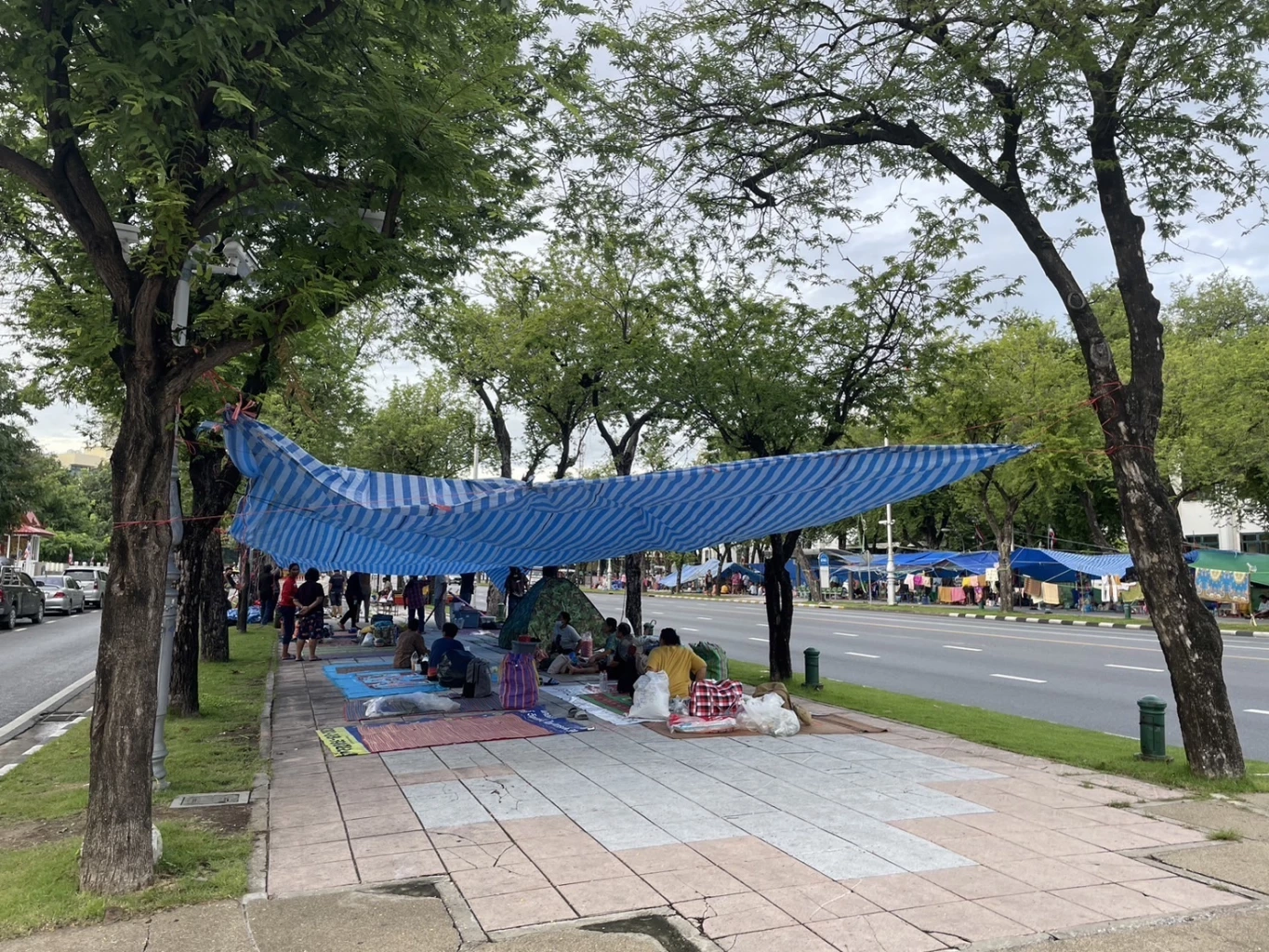 ม็อบหนี้สินเกษตรกร ปักหลักชุมนุม ของแบงก์รัฐทั้ง 4 แห่งเร่งปรับโครงสร้างหนี้ตามมติครม.