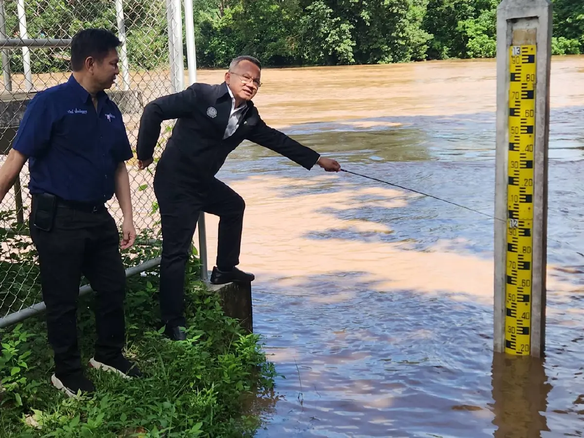 "สมศักดิ์" นั่งรถราง 7 กิโล เข้าจุดเกิดเหตุรถไฟตกราง จ.แพร่ (คลิป)