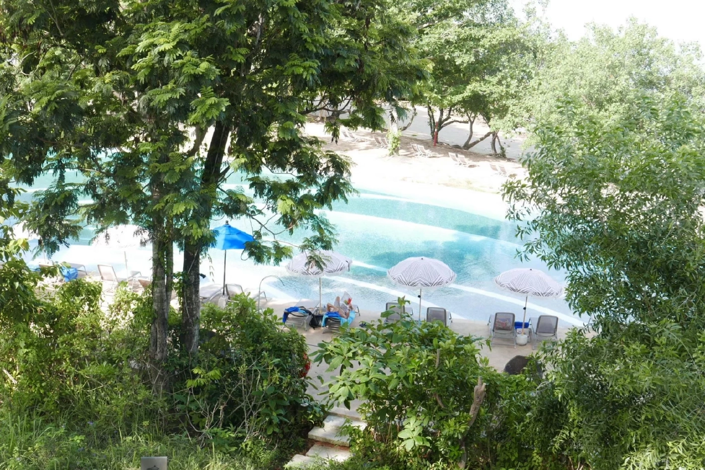 ชวนไปติดเกาะมะพร้าว ในรีสอร์ทหรูริมชายหาด นอนฟังเสียงคลื่นที่ภูเก็ต