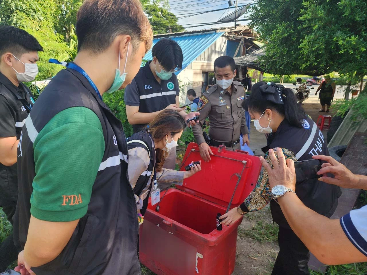 บุกทลายแหล่งขายน้ำหวานผสมโคเดอีน ยึดของกลางมูลค่านับล้าน