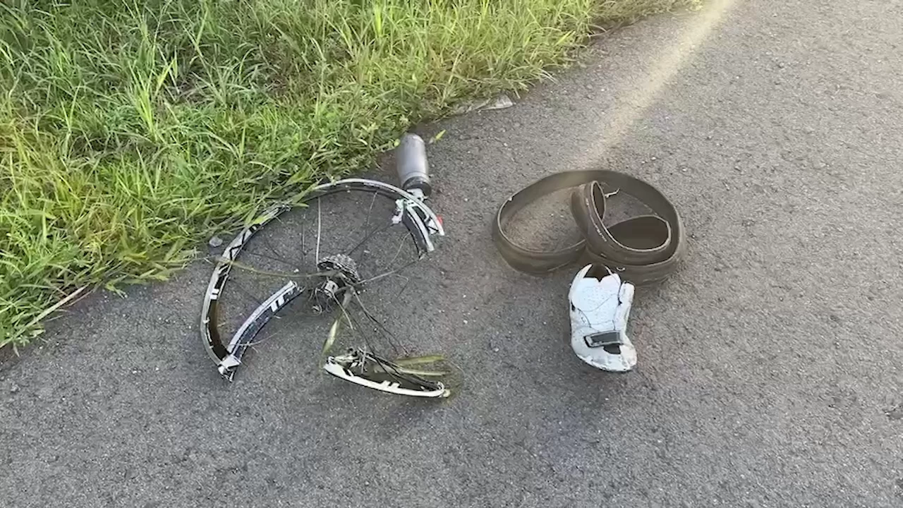 สลดรับอรุณ กระบะซิ่งชนนักปั่นจักรยาน เสียชีวิตคาที่ 2 ราย บาดเจ็บระนาวอีก 4