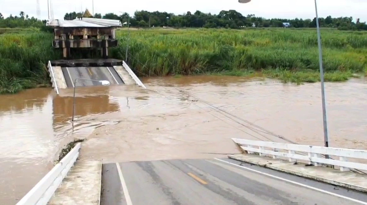 "น้ำปิง"ไหลแรงซัด"สะพานวังแขม" กำแพงเพชร พังถล่ม (มีคลิป)