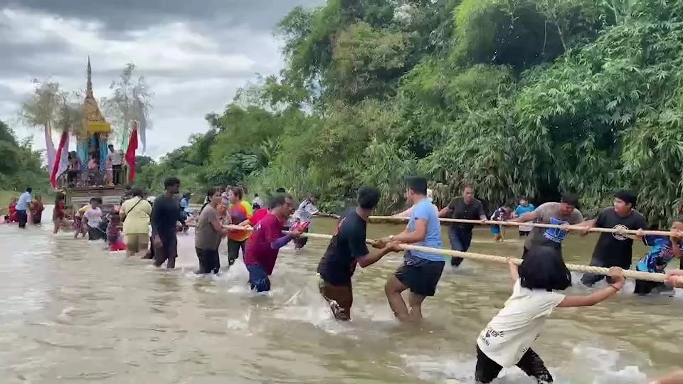 หนึ่งเดียวในโลก "ชักพระทางน้ำ" สืบสานประเพณีโบราณ ที่ จ.นครศรีธรรมราช