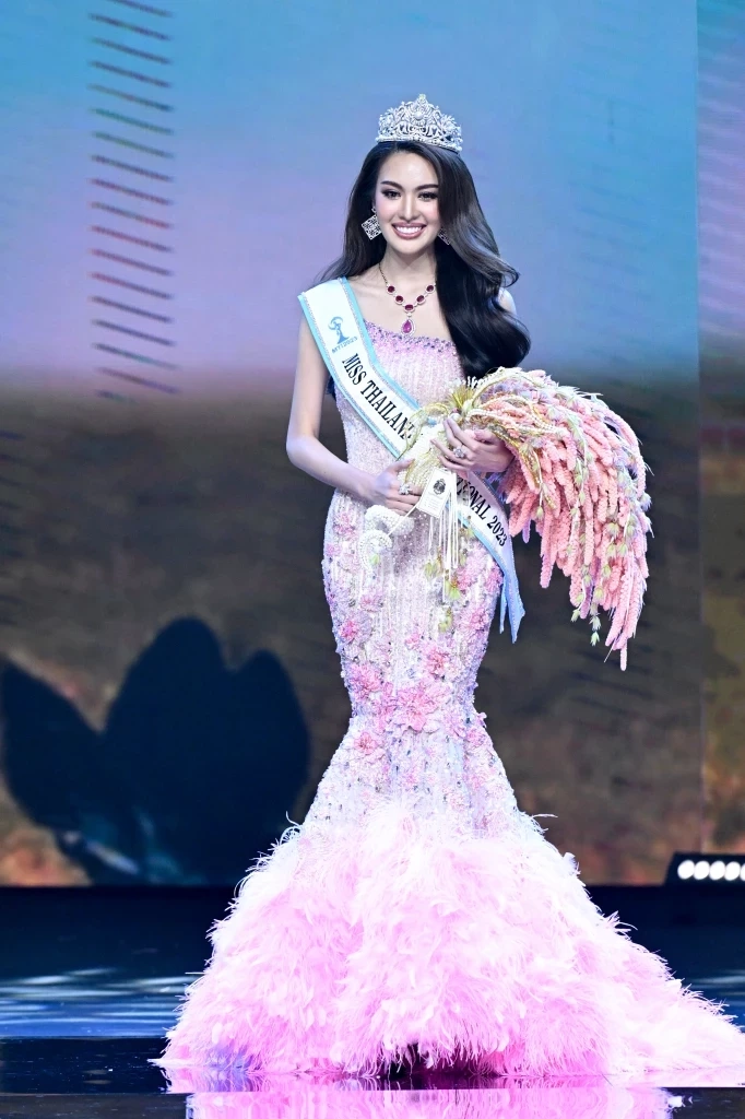 ที่มาชุดราตรี โบว์ สุภาภรณ์ หลังเข้ารอบ 7 คนสุดท้าย Miss International 2023