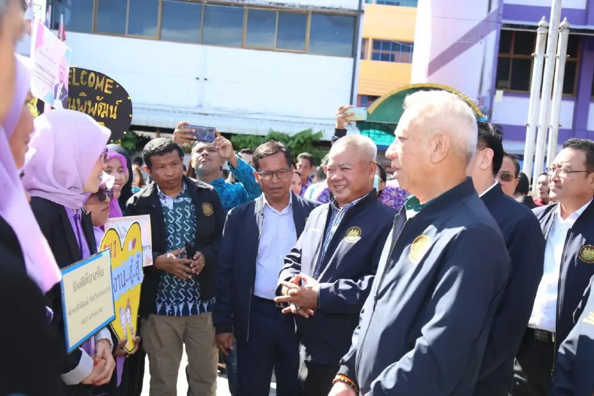 "พิพัฒน์" รมว.แรงงาน  ลงพื้นที่ดัน ม.40 ชดเชยรายได้เมื่อหยุดงาน จ.นราธิวาส