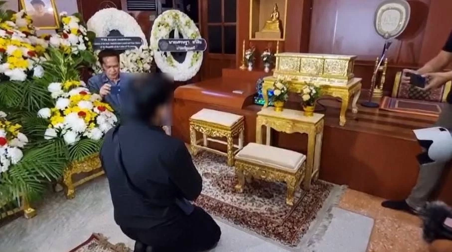 แม่ของตะวัน ลูบหัวพ่อมือยิง วัย 14 ปี หลังเจ้าตัวก้มกราบเท้าขอโทษ