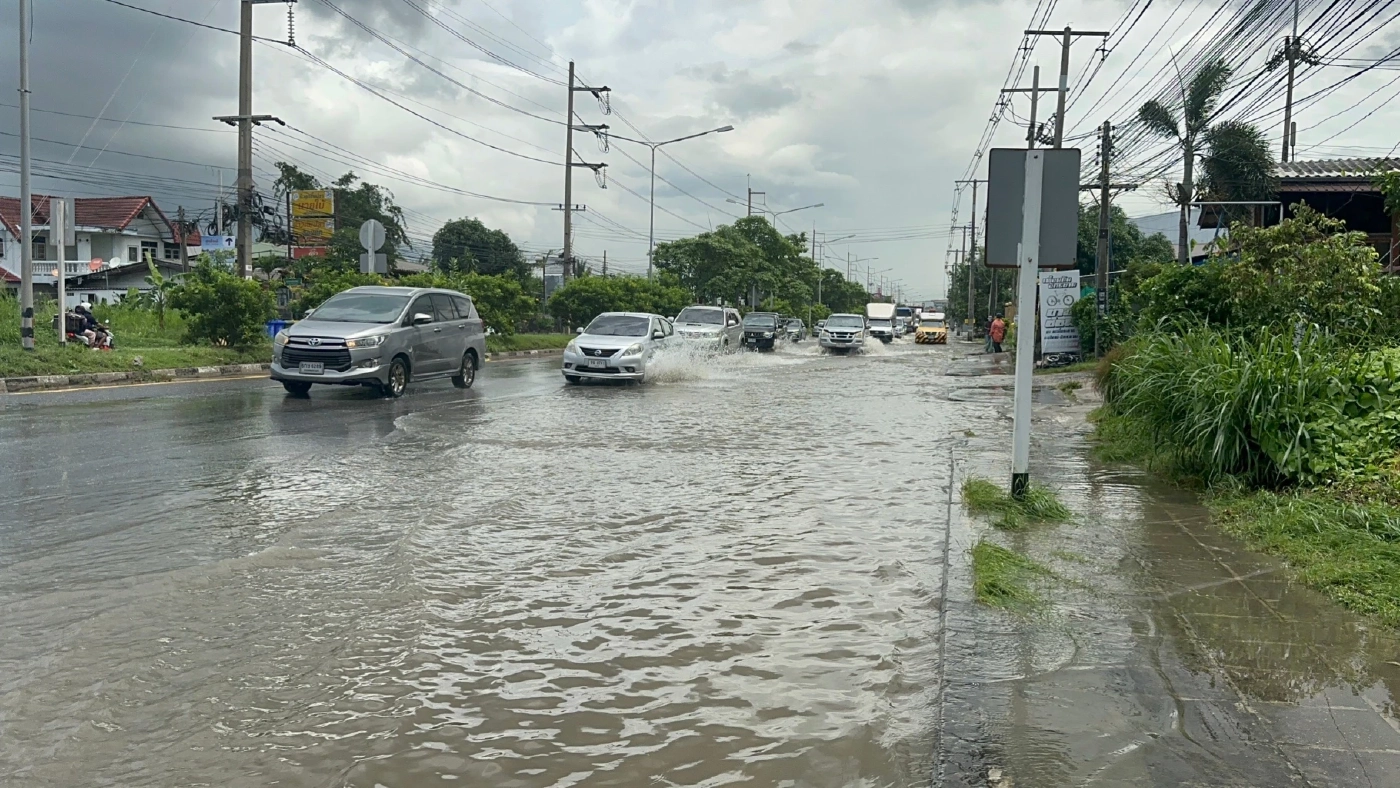 ชลบุรีฝนตกหนัก น้ำดันกำแพงหมู่บ้านพังทะลักท่วม เดือดร้อนหนัก