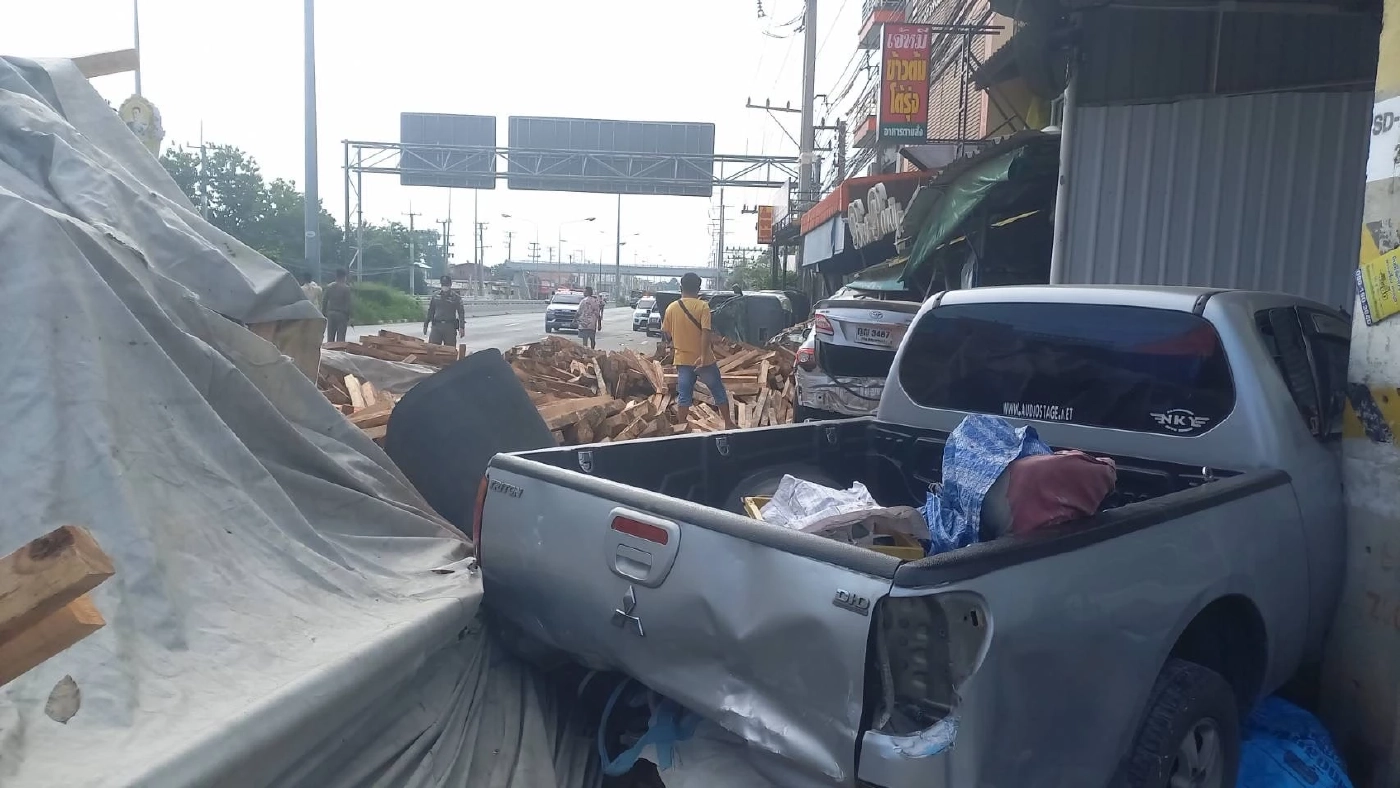 รถบรรทุกพ่วงแบกไม้เต็มคัน เสียหลักพุ่งชน 9 คันรวด เจ็บ 6 ราย