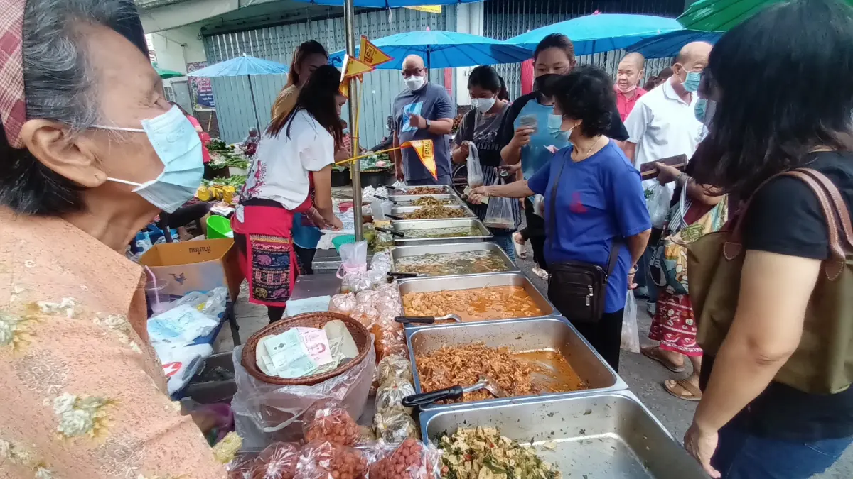 "พิษณุโลก" กินเจวันแรก สารพัดเมนูอาหารเจขายดี คนแห่ซื้อคึกคัก