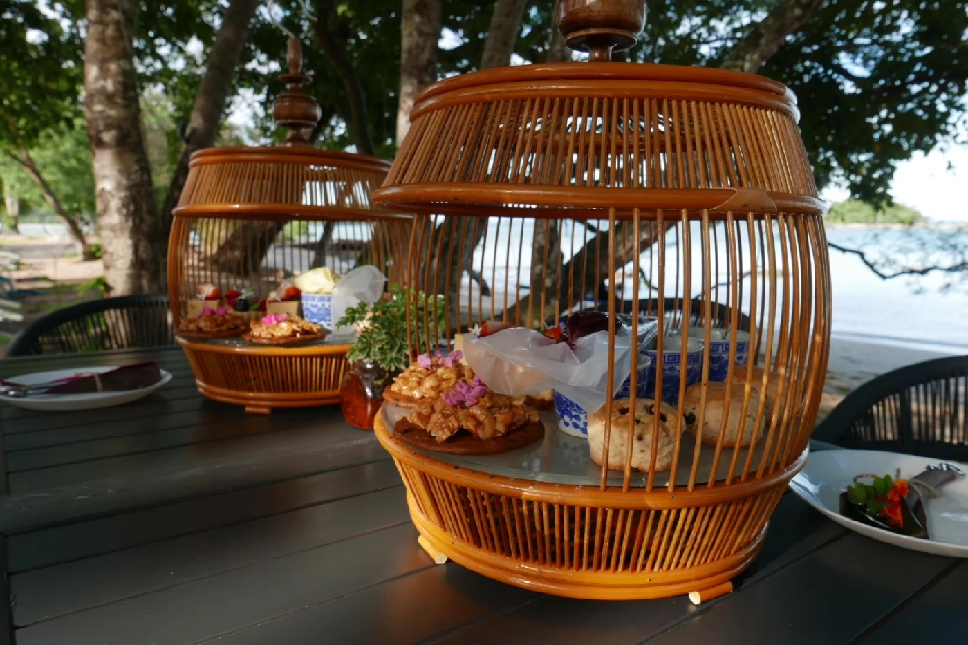 ชวนไปติดเกาะมะพร้าว ในรีสอร์ทหรูริมชายหาด นอนฟังเสียงคลื่นที่ภูเก็ต