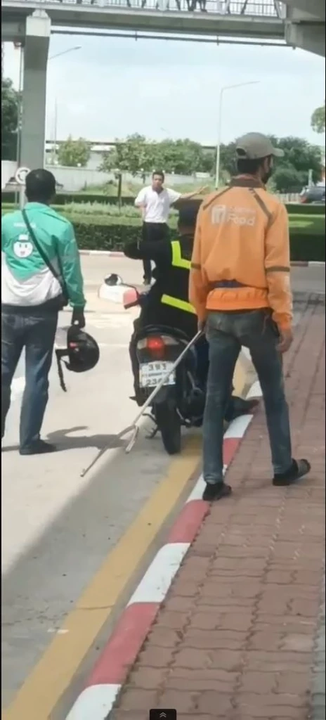 จ่าไซเบอร์ - ปชช. ร่วมสกัดชายคลุ้มคลั่ง หยุดเหตุระทึกเมืองทองฯ(มีคลิป)