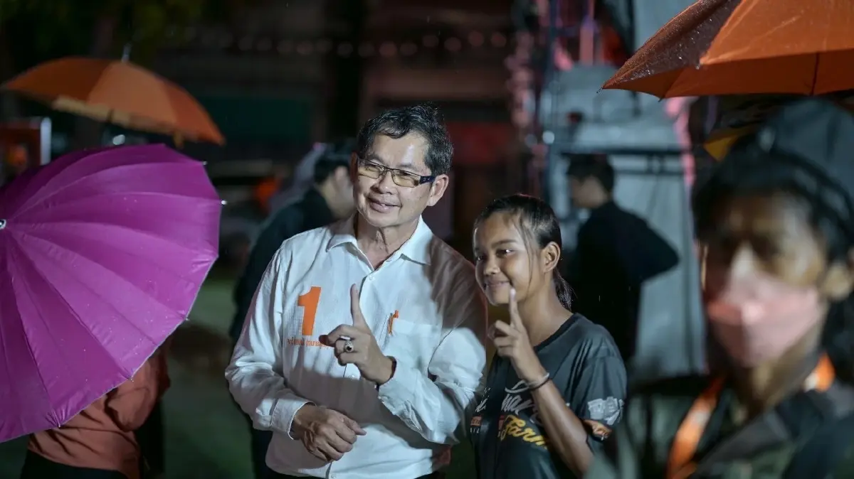 “ทนายสุกวี”เปิดเวทีหาเสียงนายก อบจ.กาญฯ “ด้อมส้ม” ร่วมเวทีคึกคัก