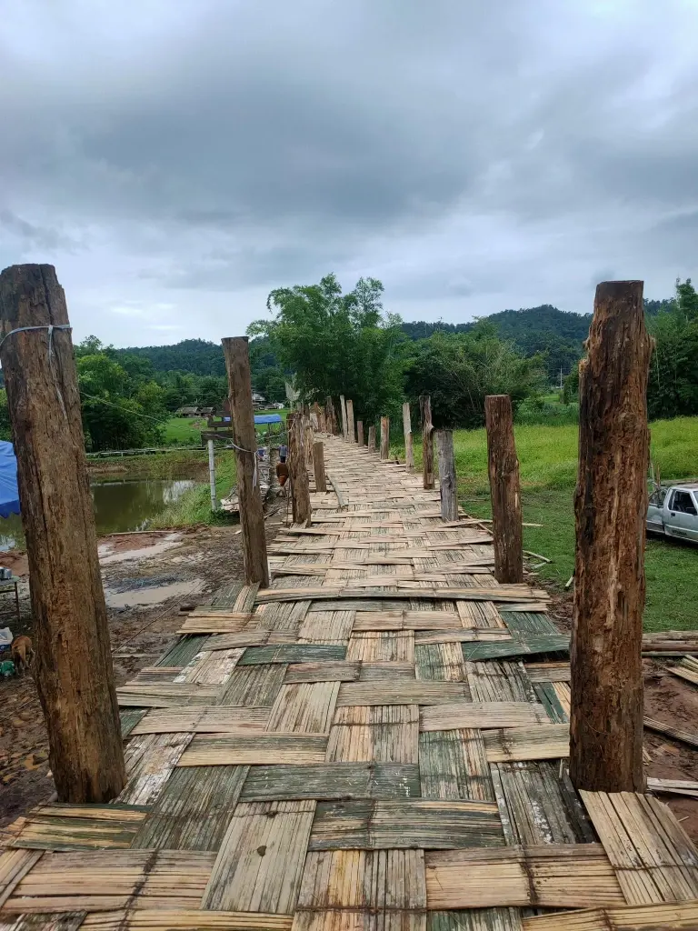 บูรณะ "สะพานซูตองเป้" ใกล้แล้วเสร็จ ญาติโยมร่วมกุศล ช่วยก่อสร้าง