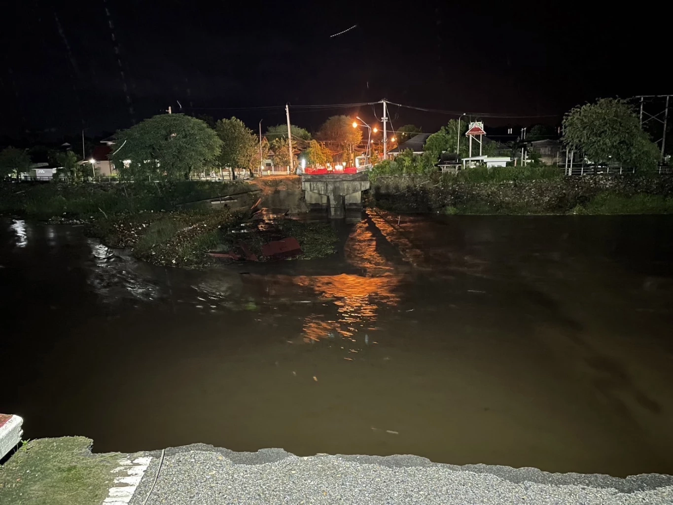 โยธาฯ วางแผนซ่อมสะพานข้ามแม่น้ำปิง ที่ถูกกระแสน้ำพัดขาด คาดใช้เวลา 1 ปี