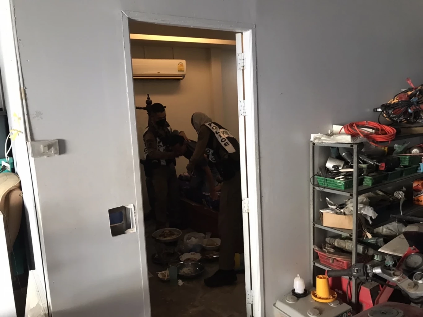 ล็อกห้องเรียกไม่ตื่น เจาะผนังเปิดช่วยถึงผงะ นอนกอดแฟนที่เป็นศพไปแล้ว