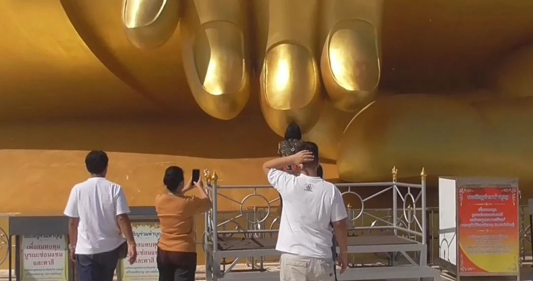 พุทธศาสนิกชนพาครอบครัวไหว้พระ แตะปลายนิ้วขอพร "หลวงพ่อใหญ่" วัดม่วง