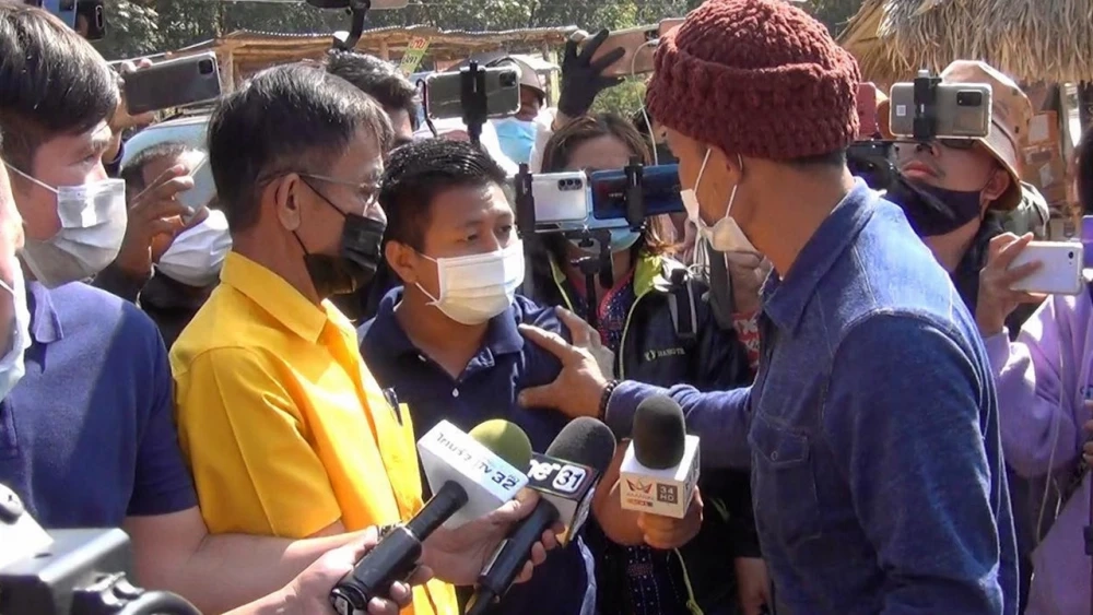 ลุงพล ยื้อแย่งไมค์กับผู้สื่อข่าว ก่อนมีการทำร้าย -แฟ้มภาพ-