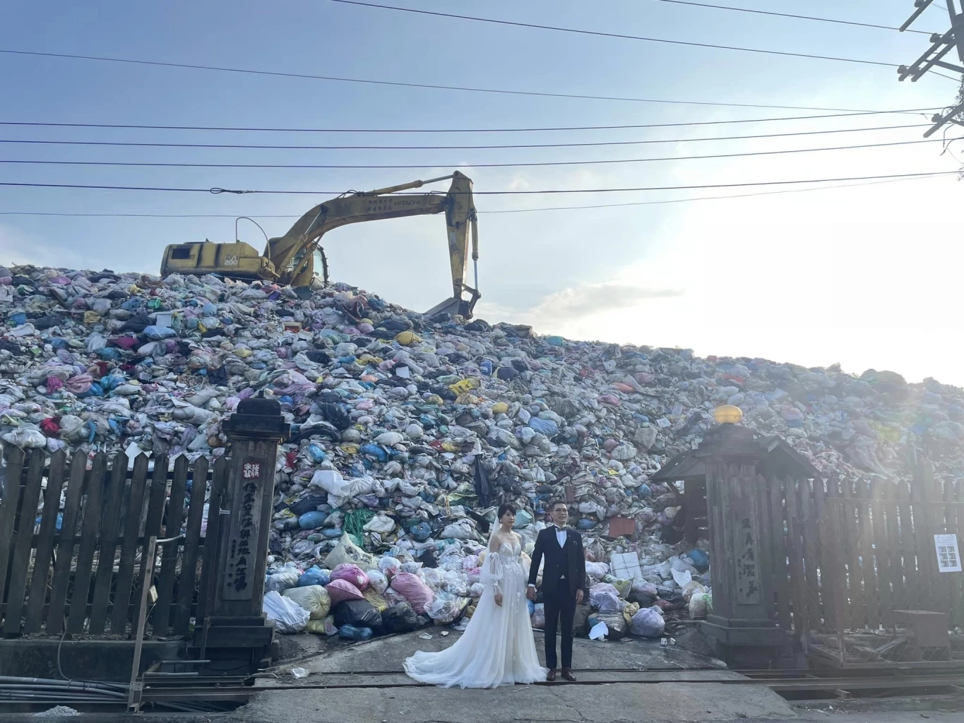 บ่าวสาวสายรักษ์โลก พร้อมใจถ่ายพรีเวดดิ้งกับกองขยะ เพื่อหวังกู้โลก ลดขยะ