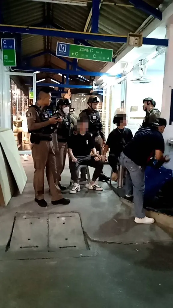 ตร.บางซื่อ จับกุม 2 หนุ่มแดนมังกร ซุกเฮโรอีนส่ง ตปท. ค้นห้องเจอไอซ์อีก 4 กก.