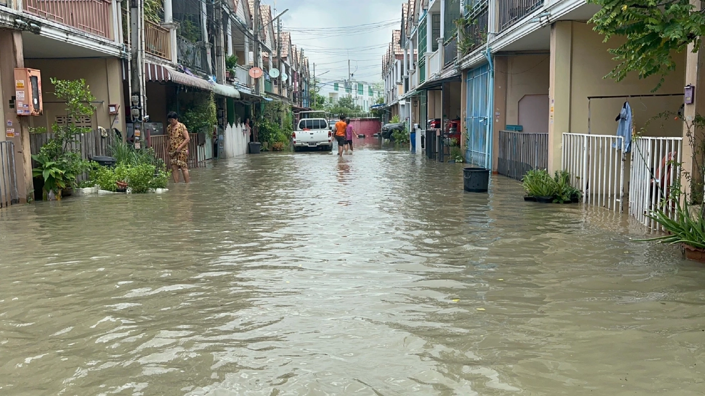 ชลบุรีฝนตกหนัก น้ำดันกำแพงหมู่บ้านพังทะลักท่วม เดือดร้อนหนัก