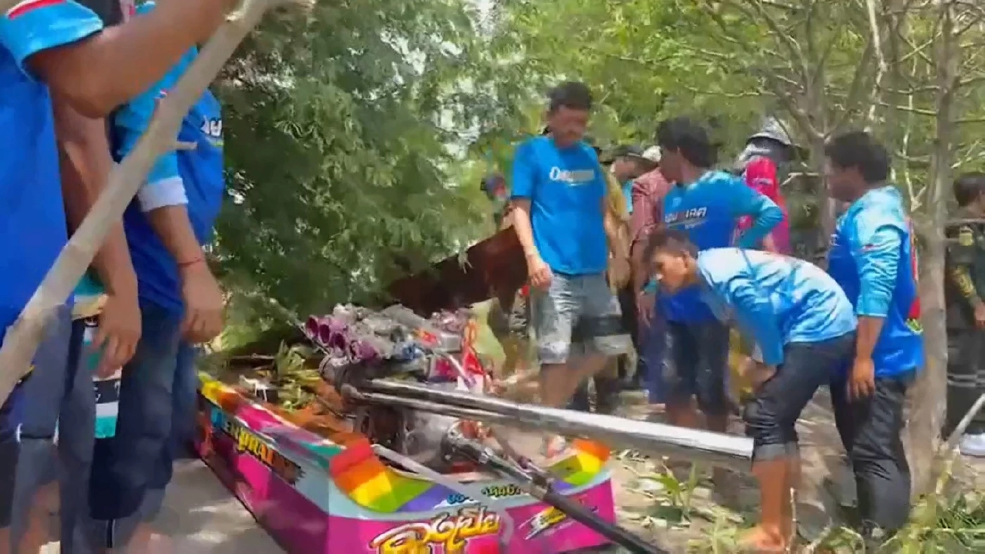 เจ็ทสกีชนคลื่น เหินพุ่งชนเรือหางยาว จมคลองดับ 3