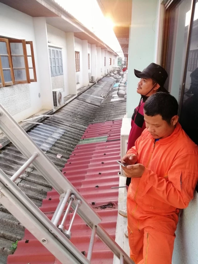 ครูสอนภาษาชาวฟิลิปปินส์ คลั่งปีนหลังคา ขู่ปาดคอตัวเอง