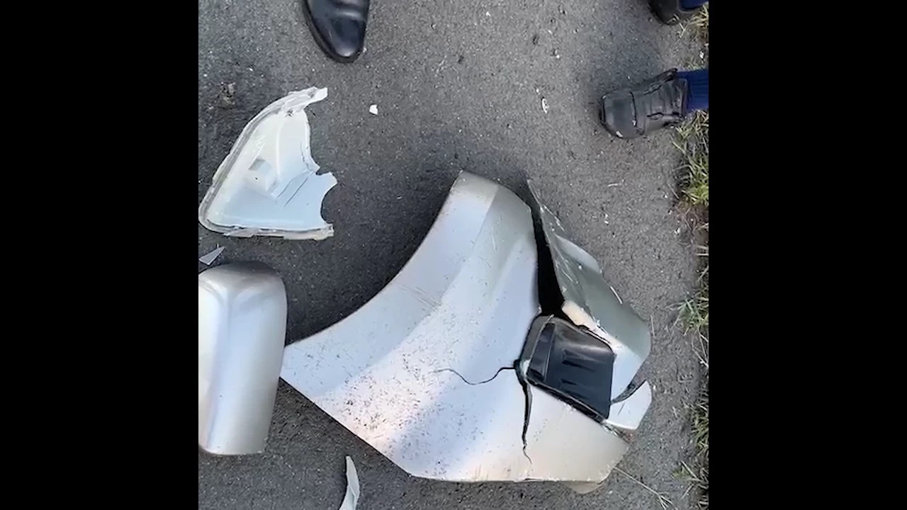 ชิ้นส่วนของรถกระบะคันก่อเหตุที่หล่นในจุดเกิดเหตุ