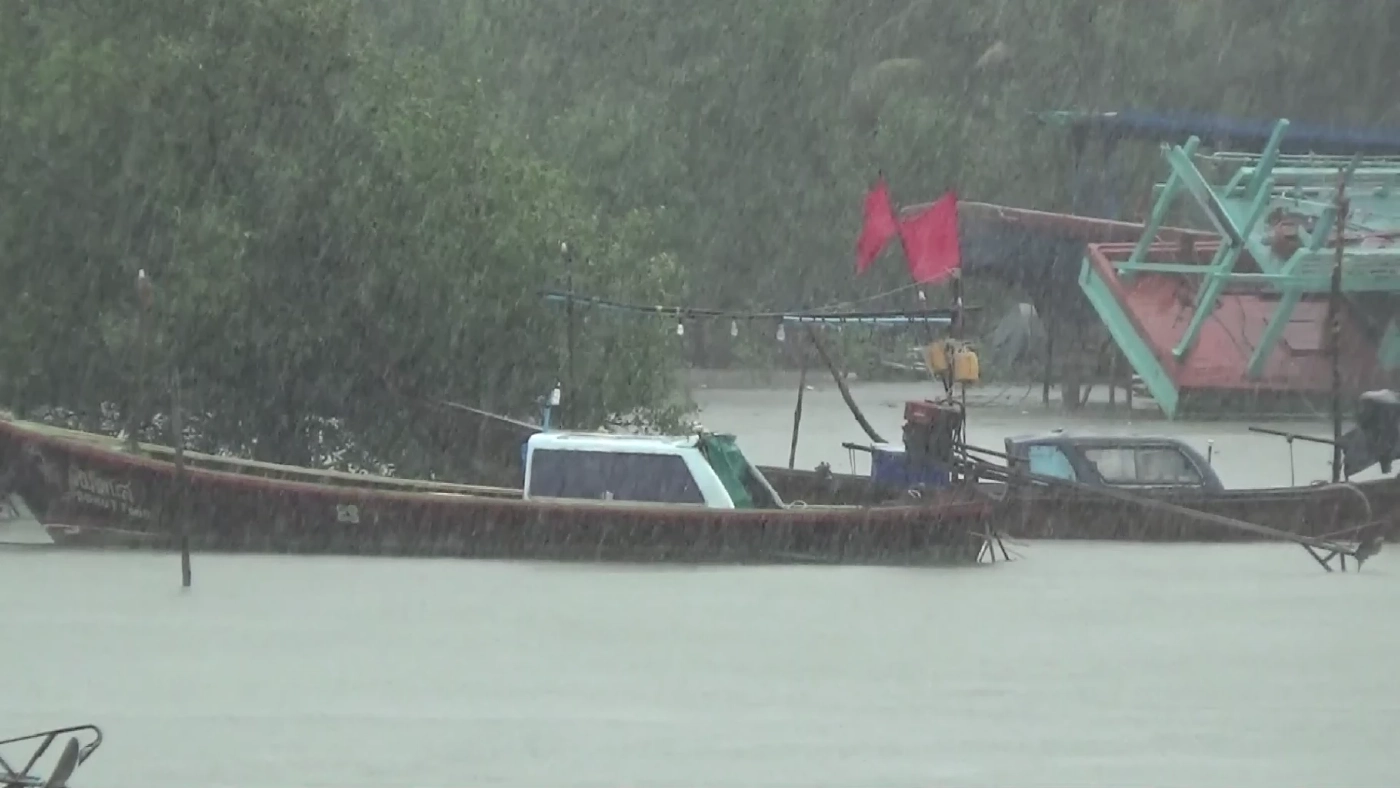 ภาคใต้ฝนตกหนัก คลื่นลมแรง