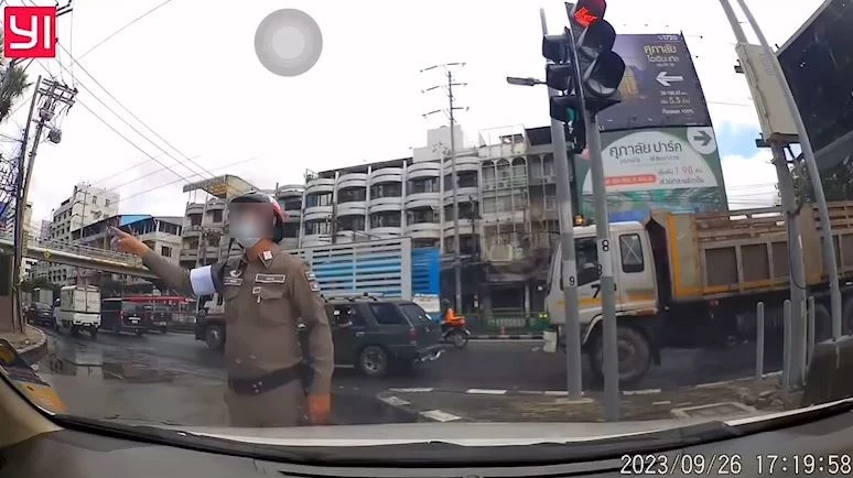 สาวหล่อจอดรอสัญญาณไฟ ไม่เห็นตำรวจโบกให้เลี้ยว กลับเจอคำพูดคุกคามทางเพศ