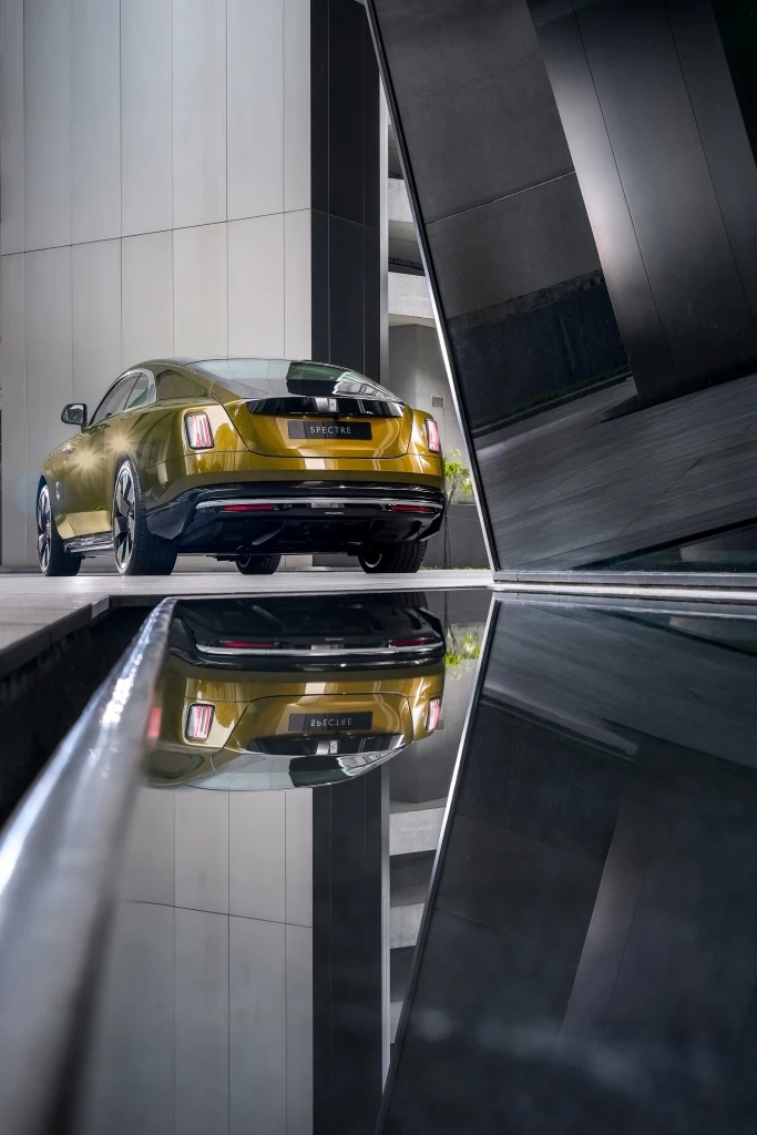 โรลส์-รอยซ์ เปิดตัว ‘สเปกเตอร์’ รุ่นแรกของโลกที่เป็นไฟฟ้าเริ่มต้น 31.8 ล้าน