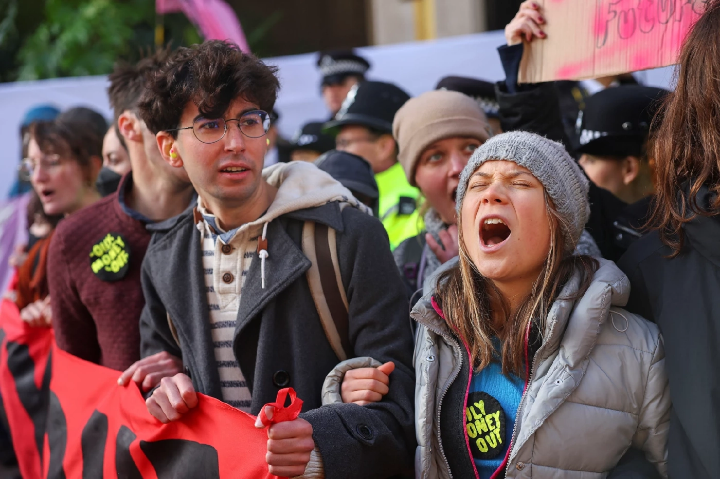 เกรต้า ธันเบิร์ก ถูกจับ ขณะร่วมประท้วงต่อต้านการประชุมของกลุ่มทุนน้ำมัน