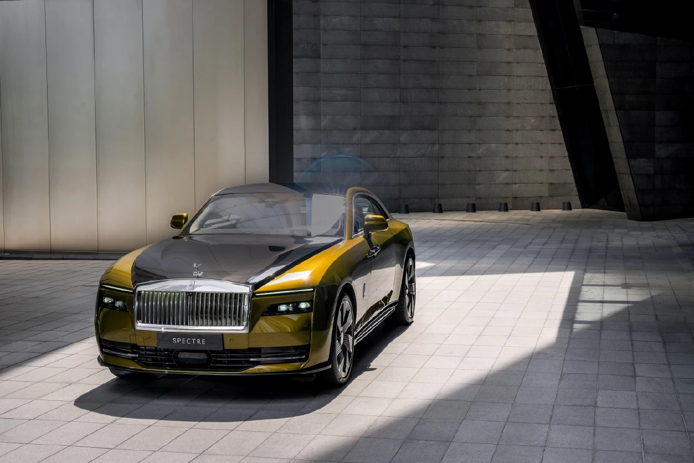 โรลส์-รอยซ์ เปิดตัว ‘สเปกเตอร์’ รุ่นแรกของโลกที่เป็นไฟฟ้าเริ่มต้น 31.8 ล้าน
