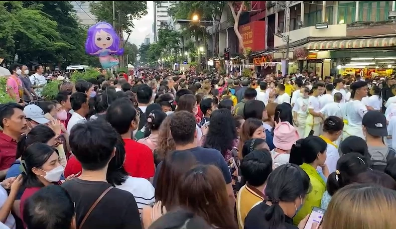 วัดแขกสุดคึกคัก คลื่นมหาชนร่วมขบวนแห่ "เทศกาลนวราตรี" (มีคลิป)