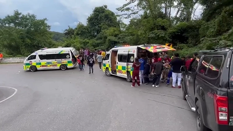 ด่วน! รถกระบะขน นทท. ลงภูทับเบิกเบรกแตก พุ่งชนแบริเออร์ เจ็บระนาว 13 คน