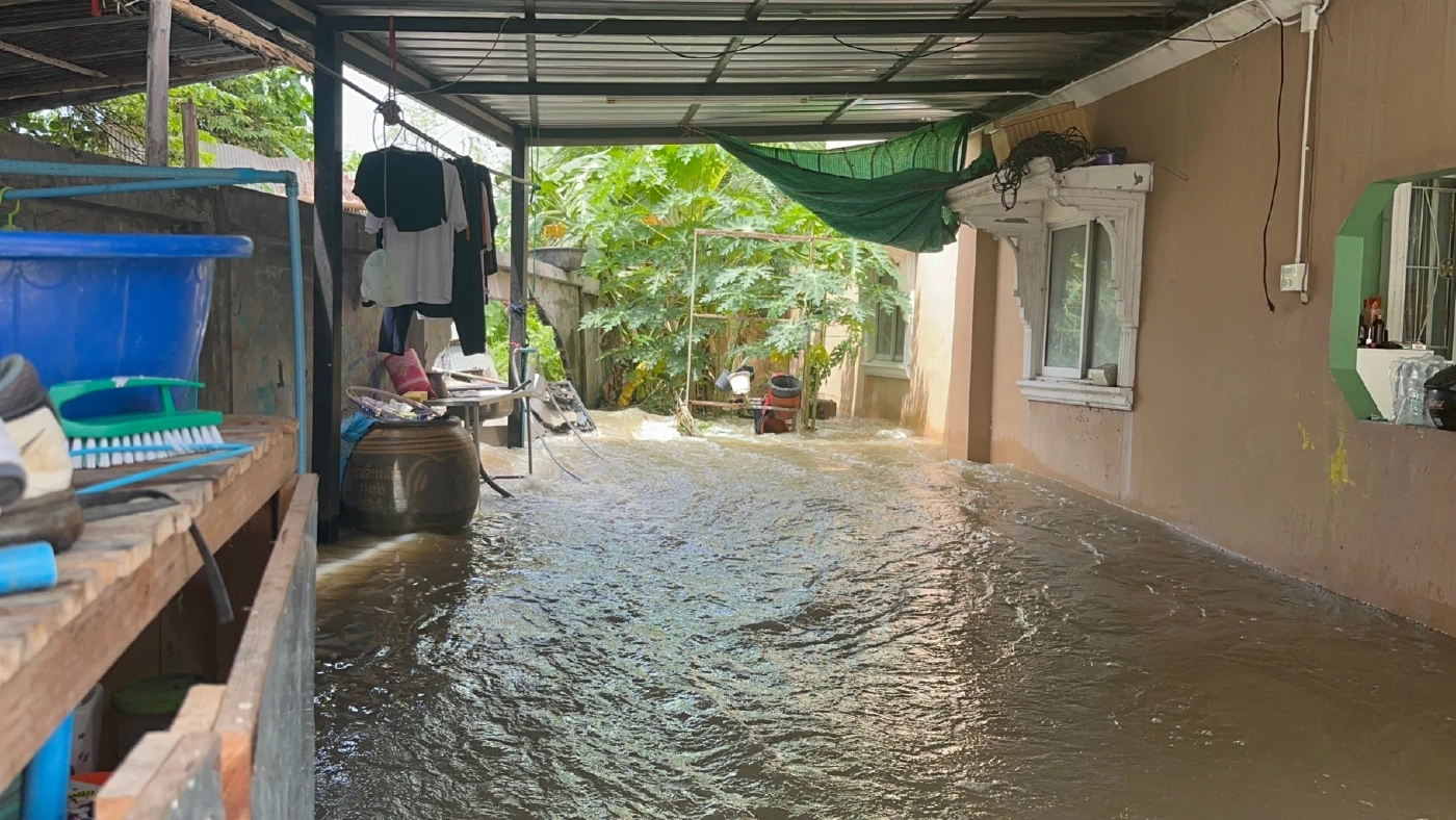 ชลบุรีฝนตกหนัก น้ำดันกำแพงหมู่บ้านพังทะลักท่วม เดือดร้อนหนัก