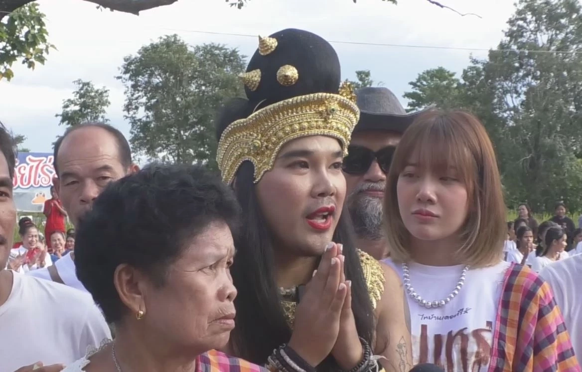 "ต้องเต" แต่งหญิงรำแก้บน หลังหนัง "สัปเหร่อ" กวาดรายได้ทะยานสู่ 700 ล้านบาท