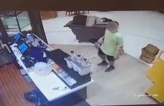 หนุ่ม 18 ร้องตร.ถูกต่างชาติ ล่วงละเมิดทางเพศขณะเข้าห้องน้ำรพ.ดัง