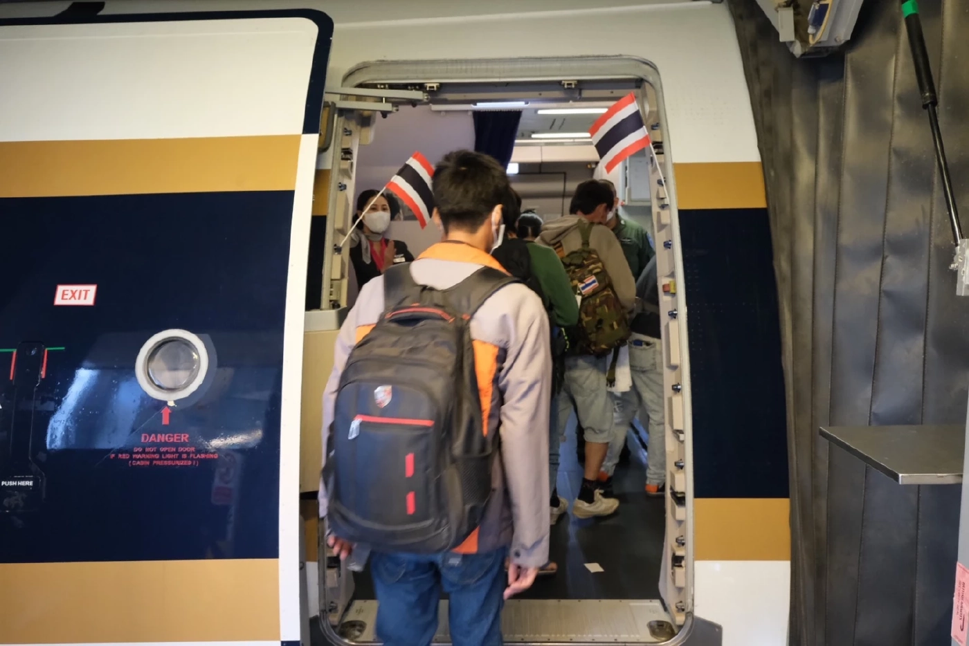 "รมว.กลาโหม" ต้อนรับ 130 คนไทย ชุด 4 กลับสู่มาตุภูมิ อีก 6 พันคนภายในต.ค.นี้