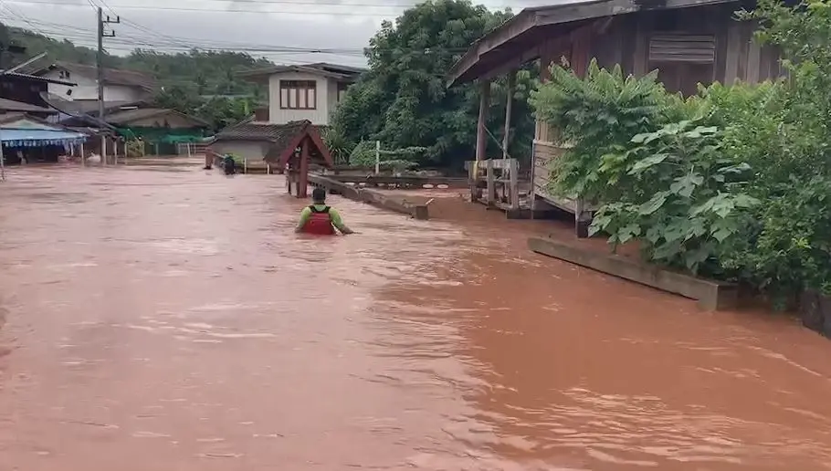 อุตรดิตถ์ฝนถล่ม น้ำป่าหลากเข้าท่วม 2 อำเภอ จนท.เร่งอพยพช่วยชาวบ้าน