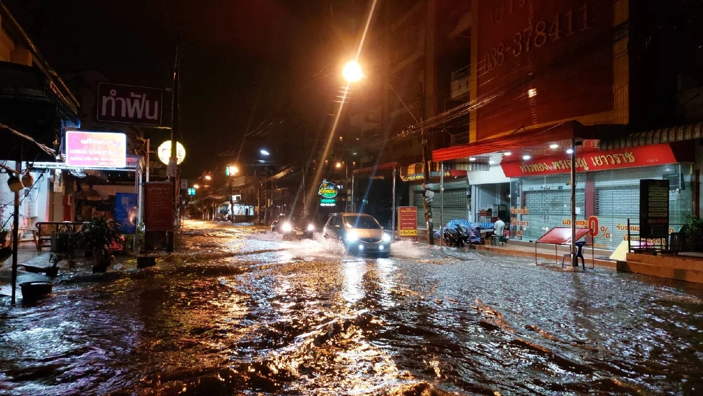 ฝนกระหน่ำกลางดึก พัทยาน้ำท่วมหนัก อิทธิพลร่องมรสุมพาดผ่านภาคตะวันออก