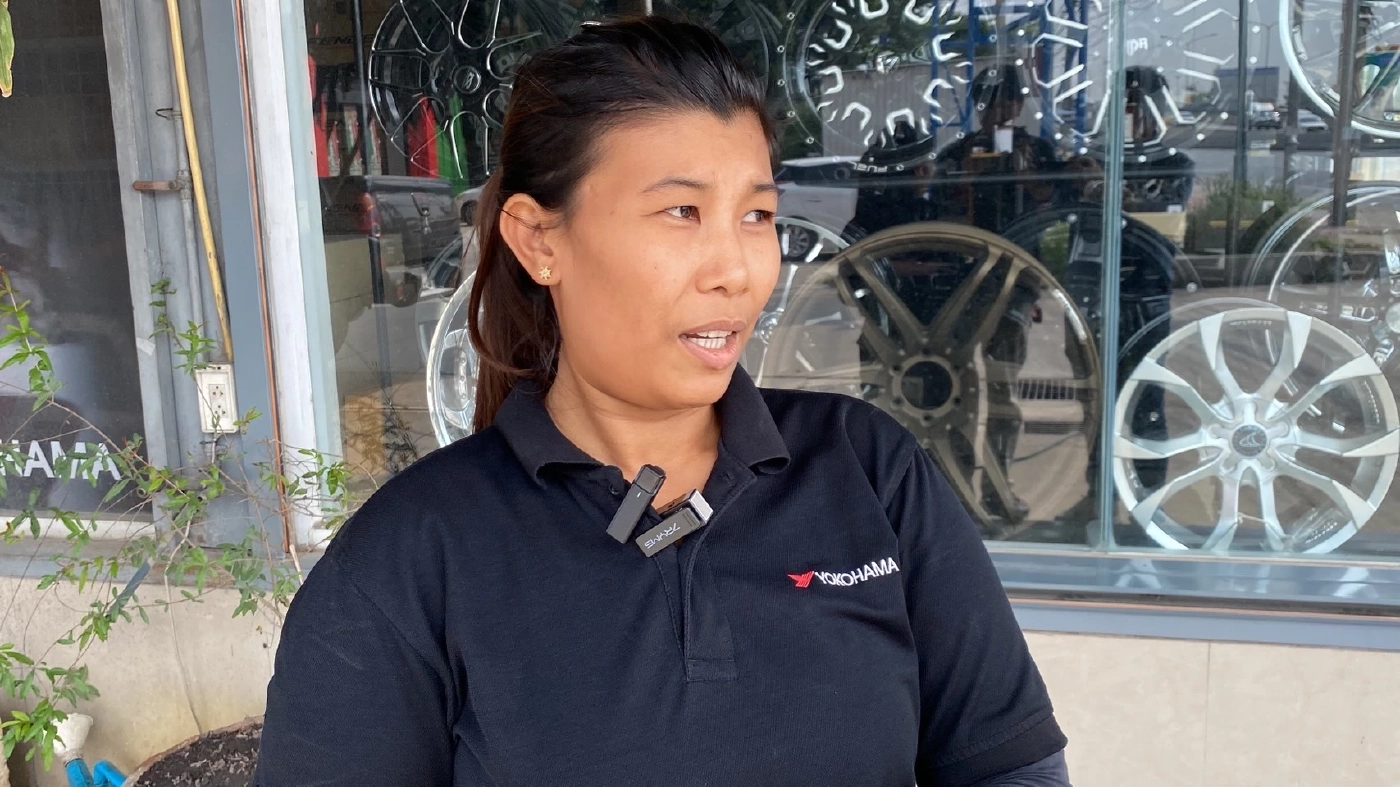 หนุ่มไรเดอร์ขับรถ จยย.ชนป้ายเตือนก่อสร้าง ร่างกระเด็นหมดสติ