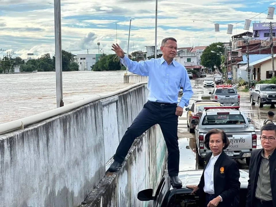 "สมศักดิ์" กระโจนขึ้นรถ วัดระดับน้ำหน้าจวนผู้ว่าฯสุโขทัย พบน้ำปริ่มแล้ว