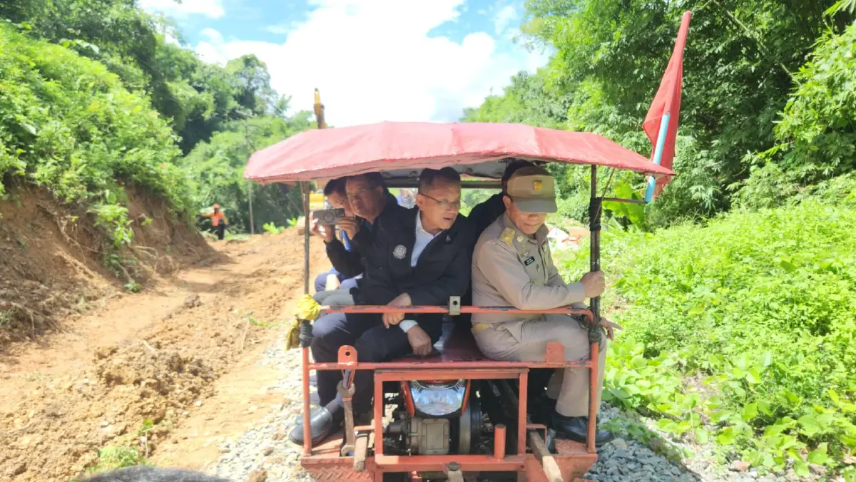 "สมศักดิ์" นั่งรถราง 7 กิโล เข้าจุดเกิดเหตุรถไฟตกราง จ.แพร่ (คลิป)