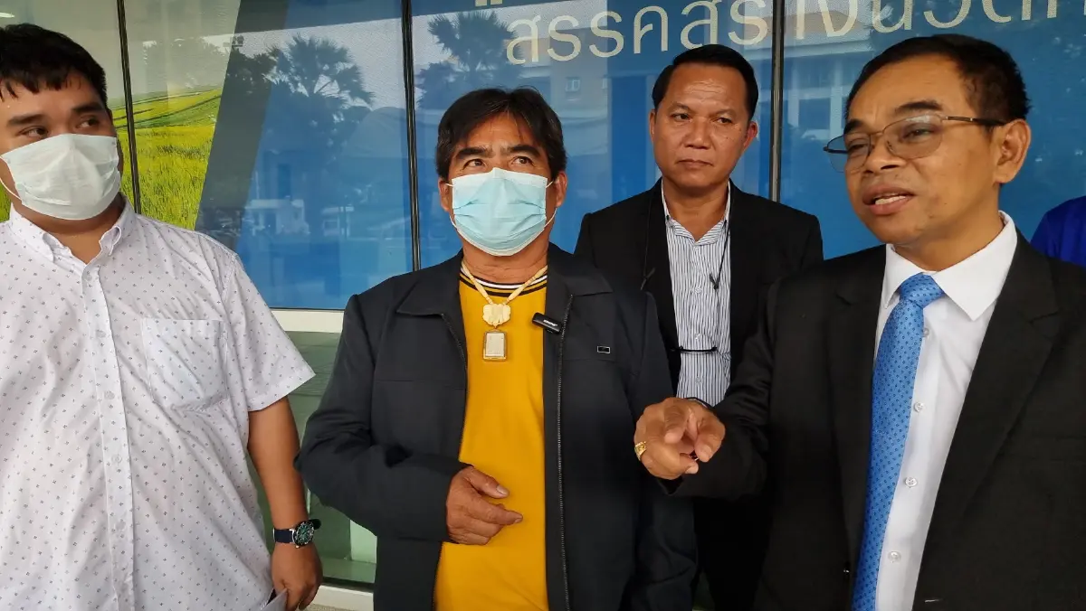 นายสมเกียรติ เลี่ยมสุวรรณ์ ผู้ซื้อสลาก 