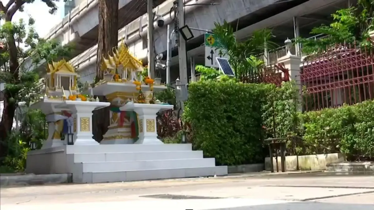 ตร.ปรับฮวงจุ้ย ย้ายศาลพระภูมิ ติดตั้งรูปปั้นพญาอินทรีย์