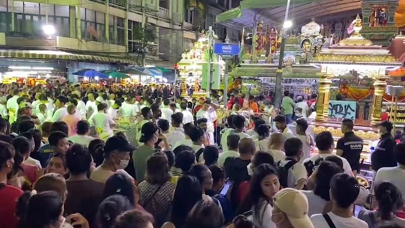 วัดแขกสุดคึกคัก คลื่นมหาชนร่วมขบวนแห่ "เทศกาลนวราตรี" (มีคลิป)