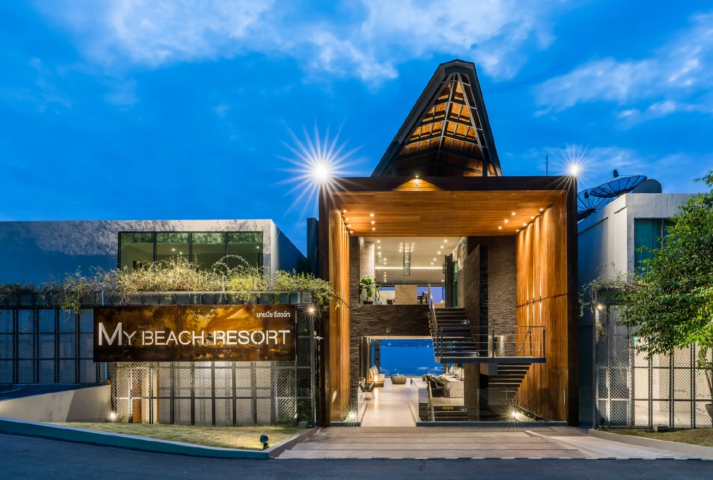 มาใช้ไลฟ์สไตล์ริมทะเลภูเก็ต ฟังเสียงคลื่น นั่งชิลจิบกาแฟที่คาเฟ่ขนมหวาน